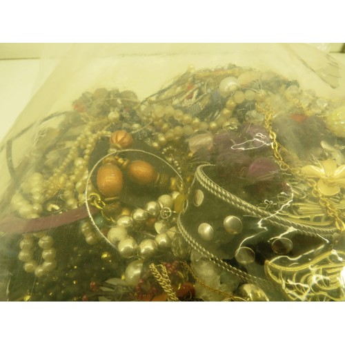 390 - 10kg COSTUME JEWELLERY BAG INCLUDING NECKLACES, EARRINGS, BRACELETS