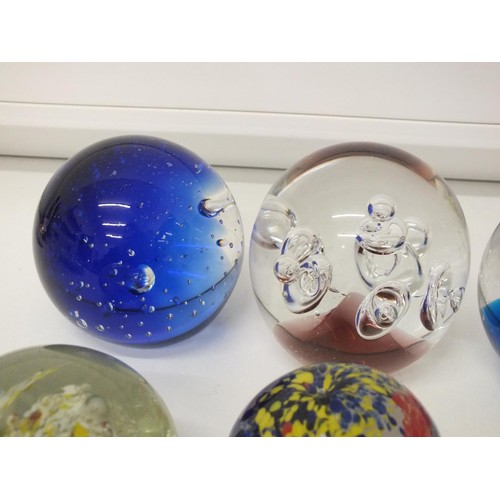 207 - COLLECTION OF PAPERWEIGHTS INCLUDES MILLEFIORI