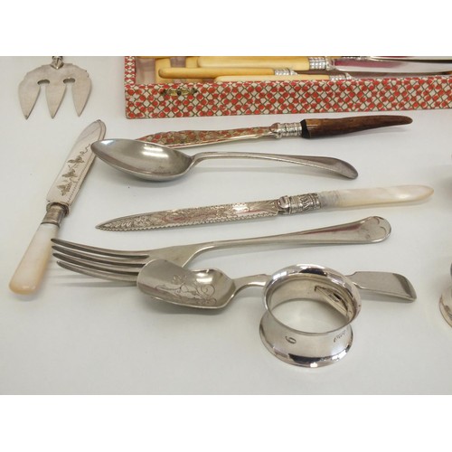 374 - ANTIQUE SILVER BIRMINGHAM HALLMARKED SHOE HORN ANTIQUE BREAD FORK AND OTHER VINTAGE CUTLERY AND SERV... 