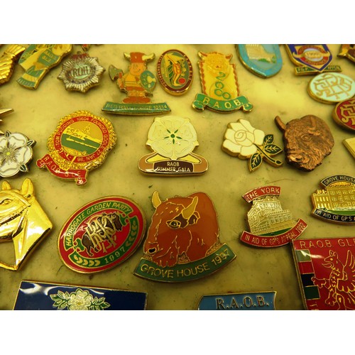 293 - JOBLOT OF ASSORTED BADGES- ADVERTISING, CHARITY, BIRDS AND ANIMALS