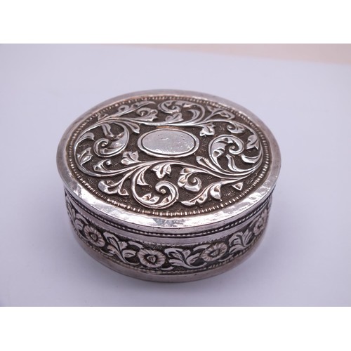 398 - VINTAGE ORIENTAL SILVER OVAL PILL BOX ORNATE FLORAL PATTERN - LENGTH 5CM x WIDTH 4CM x HEIGHT 2.5CM