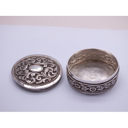 398 - VINTAGE ORIENTAL SILVER OVAL PILL BOX ORNATE FLORAL PATTERN - LENGTH 5CM x WIDTH 4CM x HEIGHT 2.5CM