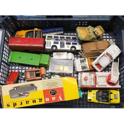 275 - THREE TRAYS OF DIECAST INCLUDES BOXED VANGAURDS RELIANT REGAL DINKY AND CORGI