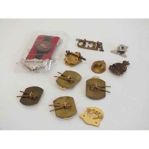 271 - 10 x MILITARY BADGES - CAP BADGES