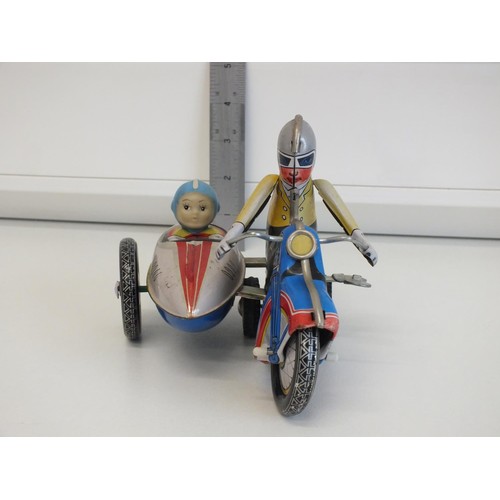 274 - VINTAGE WIND UP TIN TOY MOTORCYCLE WITH SIDECAR COMPLETE WITH KEY IN GOOD WORKING ORDER