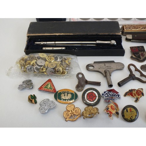 276 - COLLECTABLE LOT INCLUDES BADGES, COINS, POCKET KNIVES ETC