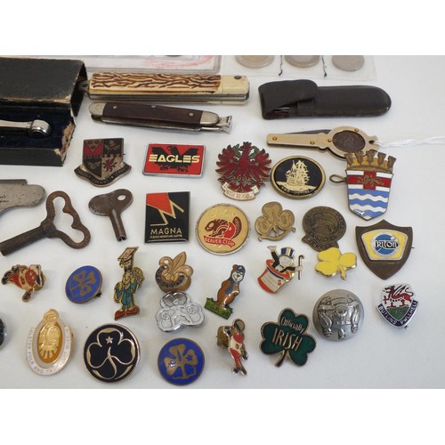 276 - COLLECTABLE LOT INCLUDES BADGES, COINS, POCKET KNIVES ETC