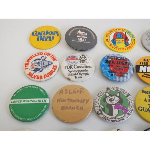 277 - VINTAGE BADGES INCLUDES ADVERTISING SLOGAN, BARNSLEY MODS ETC