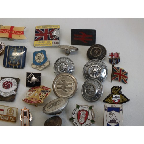 279 - COLLECTION OF ASSORTED BADGES INCLUDES ENAMEL, FOOTBALL, BARNSLEY, SHEFFIELD, YORKSHIRE ETC