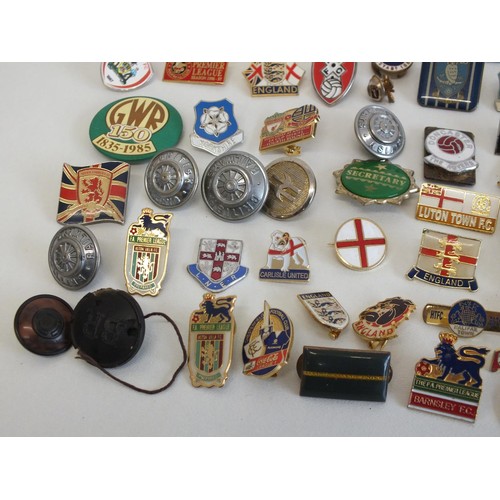 279 - COLLECTION OF ASSORTED BADGES INCLUDES ENAMEL, FOOTBALL, BARNSLEY, SHEFFIELD, YORKSHIRE ETC