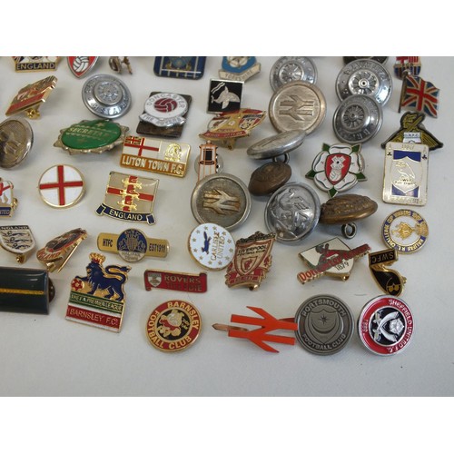 279 - COLLECTION OF ASSORTED BADGES INCLUDES ENAMEL, FOOTBALL, BARNSLEY, SHEFFIELD, YORKSHIRE ETC