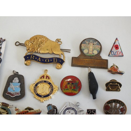 282 - JOBLOT OF ASSORTED BADGES INCLUDES MAGIC ROUNDABOUT PIN BADGE SET, GUINNESS, MASONIC ETC