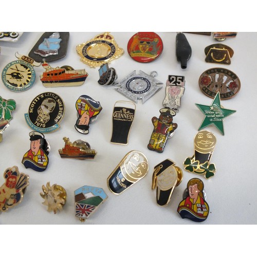 282 - JOBLOT OF ASSORTED BADGES INCLUDES MAGIC ROUNDABOUT PIN BADGE SET, GUINNESS, MASONIC ETC