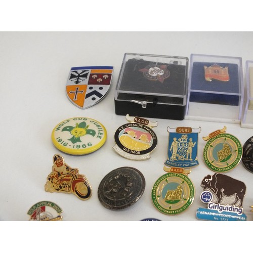 284 - JOBLOT OF ASSORTED BADGES ETC