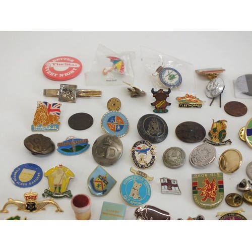 286 - JOBLOT OF ASSORTED BADGES ETC