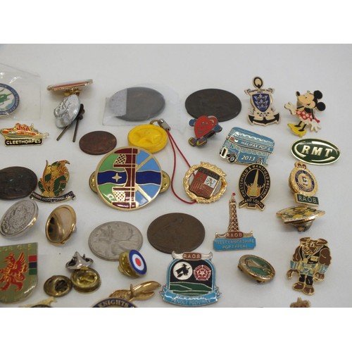 286 - JOBLOT OF ASSORTED BADGES ETC