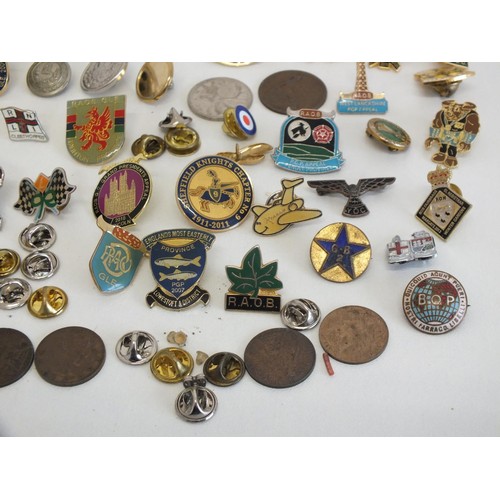 286 - JOBLOT OF ASSORTED BADGES ETC