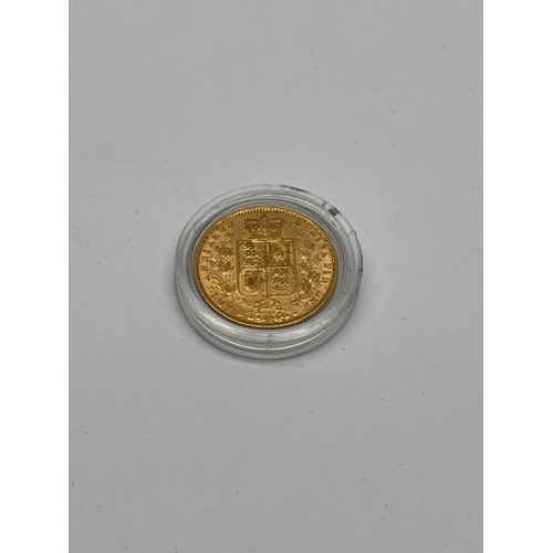 79 - AN 1870 QUEEN VICTORIA SOVEREIGN WITH SHIELD DESIGN ON OBVERSE WITH C.O.A AND PRESENTATION BOX COLLE... 