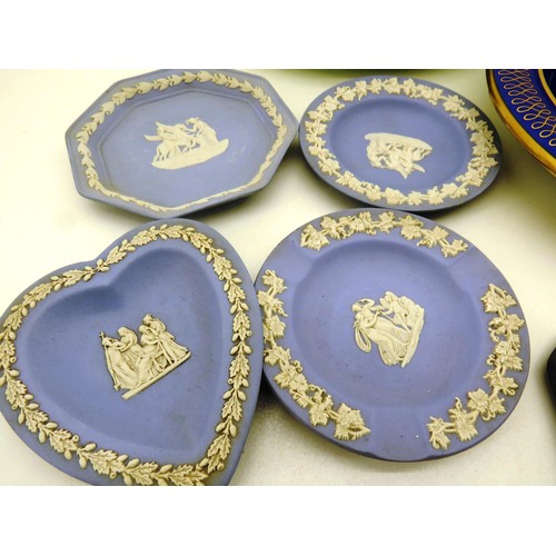 33 - TWO DECORATIVE PLATES, 11 WEDGEWOOD PLATES and A BLUE GOLD ASH TRAY