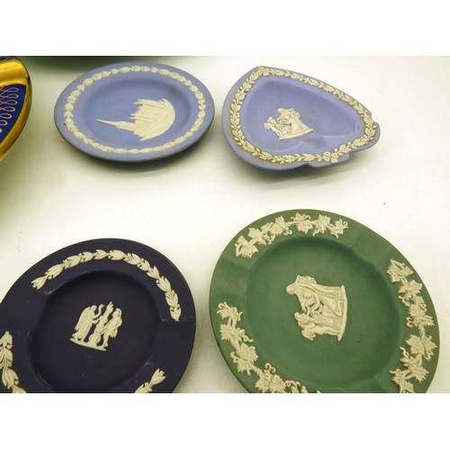 33 - TWO DECORATIVE PLATES, 11 WEDGEWOOD PLATES and A BLUE GOLD ASH TRAY