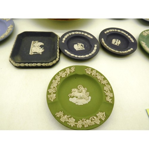 33 - TWO DECORATIVE PLATES, 11 WEDGEWOOD PLATES and A BLUE GOLD ASH TRAY