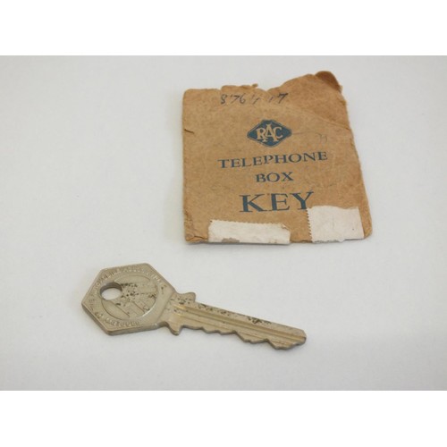 115 - AUTOMOBILE ASSOCIATION AA MEMBERS BADGE AND EMERGENCY PHONE BOX  YALE KEY