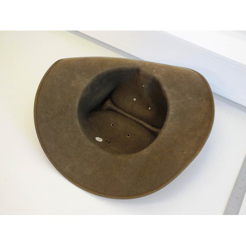 87B - VINTAGE AKUBRA AUSTRALIAN MILITARY GREEN FUR FELT SLOUCH HAT - SIZE 57