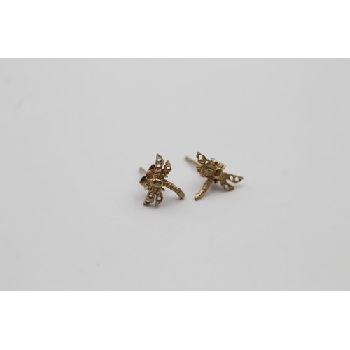 608 - 9ct gold paired dragonfly stud earrings (0.4g)