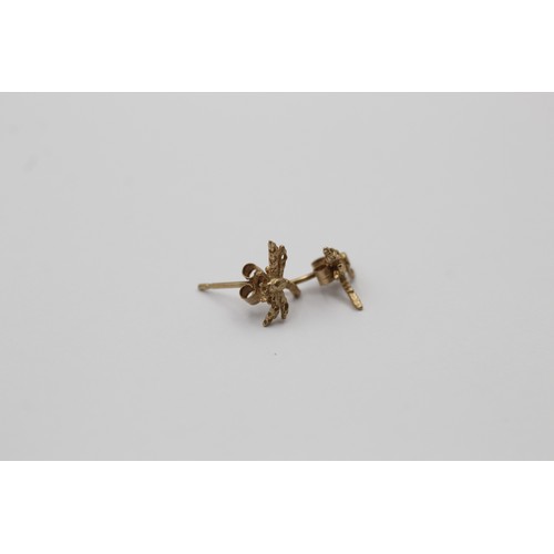 608 - 9ct gold paired dragonfly stud earrings (0.4g)