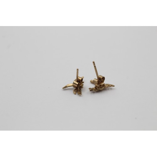 608 - 9ct gold paired dragonfly stud earrings (0.4g)