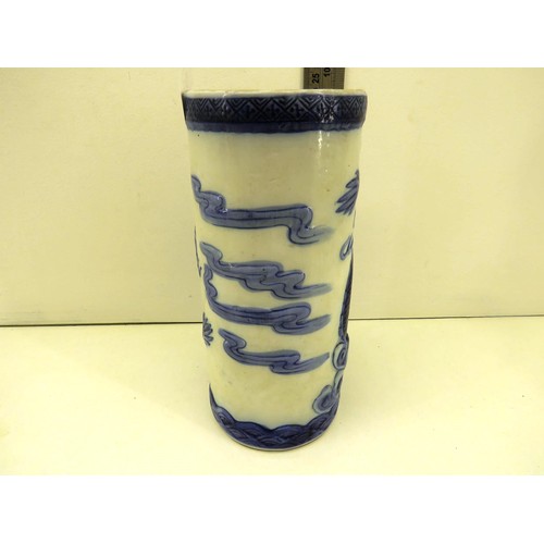 23 - CHINESE PORCELAIN BLUE AND WHITE VASE HEIGHT 24CM