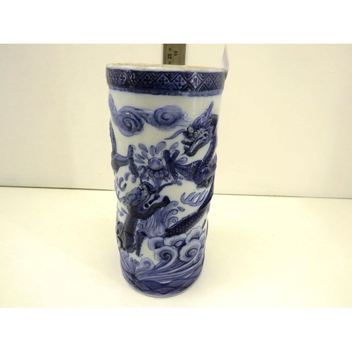 23 - CHINESE PORCELAIN BLUE AND WHITE VASE HEIGHT 24CM