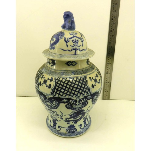 25 - LARGE VINTAGE CHINESE BLUE AND WHITE PORCELAIN JAR HEIGHT 44CM WITH FOO DOG FINIAL