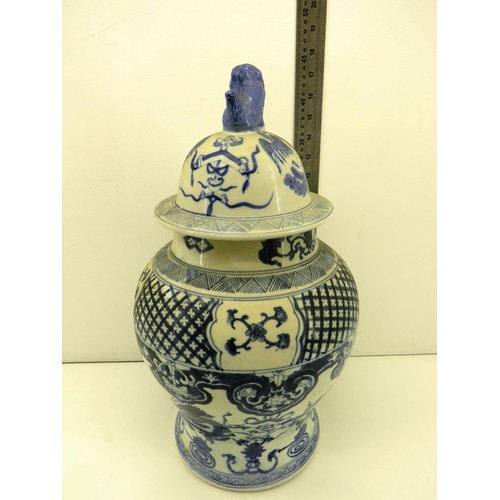 25 - LARGE VINTAGE CHINESE BLUE AND WHITE PORCELAIN JAR HEIGHT 44CM WITH FOO DOG FINIAL