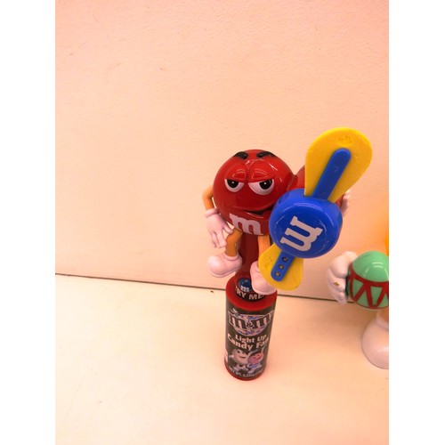 85 - M&M FIGURES INCLUDING MUSICAL