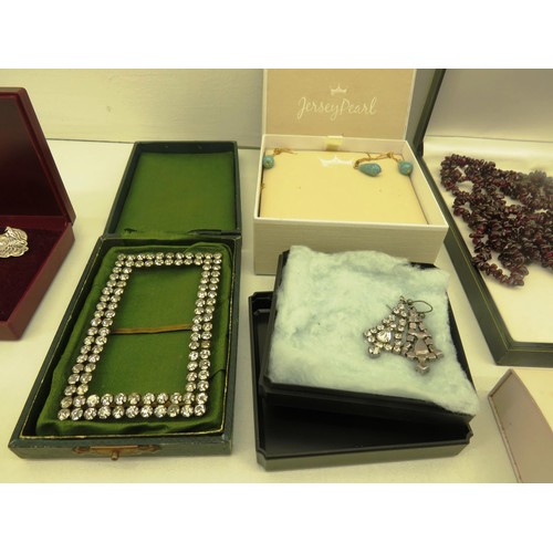 110 - 17 x BOXED COSTUME JEWELLERY INCLUDES JERSEY PEARL SET, BROOCHES, EARRINGS, FIVE STRING GARNET NECKL... 