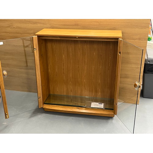 165 - ERCOL WINDSOR GLASS FRONTED DISPLAY CABINET WITH TWO GLASS SHELVES APPROX SIZE H39