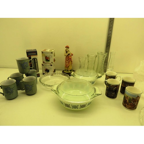 67 - TRAY OF MISCELLANEOUS ITEMS INCLUDES BOXED FARMYARD MUGS, PYREX GLASS DISHES, FIGURINE ETC