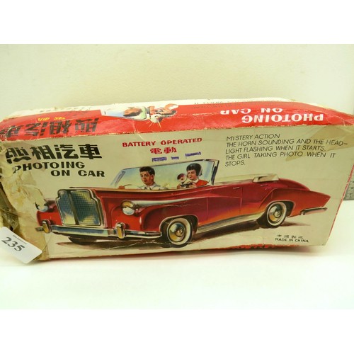 235 - VINTAGE MYSTERY ACTION TINPLATE PHOTOING ON CAR IN ORIGINAL BOX