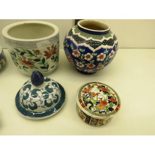 300 - SELECTION OF ORIENTAL CERAMICS INCLUDES VASES AND BOWLS