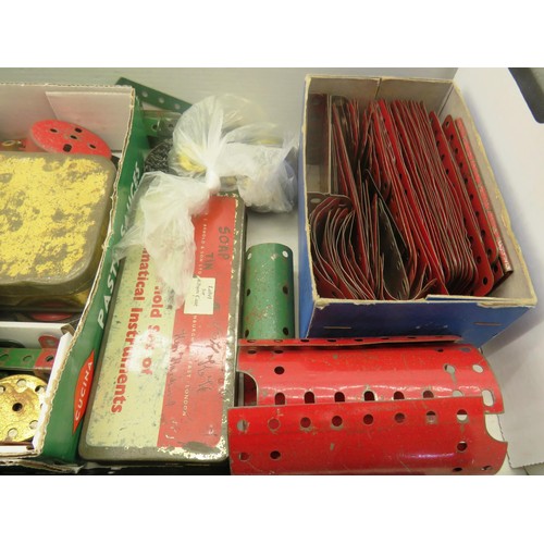 300 - LARGE TRAY OF VINTAGE MECCANO PARTS