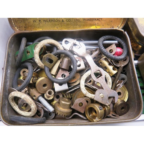 300 - LARGE TRAY OF VINTAGE MECCANO PARTS