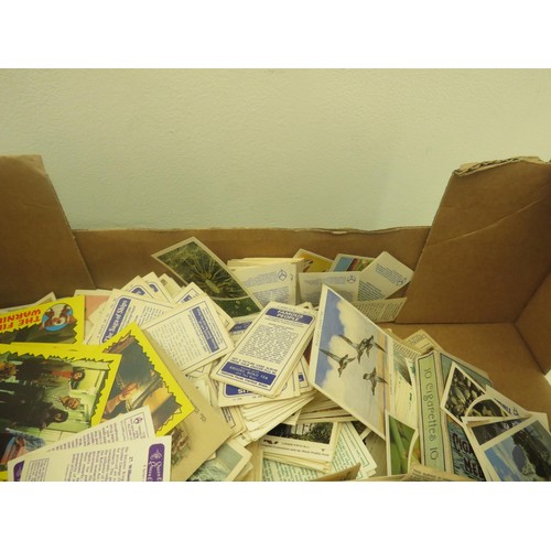 324 - JOBLOT OF CIGARETTE CARDS TO INCLUDE ALBUMS