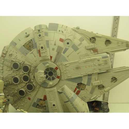 325 - JOBLOT OF STARWARS TOYS TO INCLUDE MILLENIUM FALCON, BOXED FIGURE