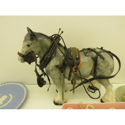 378 - BOX OF FIGURINES, PLATES, HORSE INCLUDING BESWICK, MELBAWARE, VILLEROY AND BOCK, WEDGEWOOD