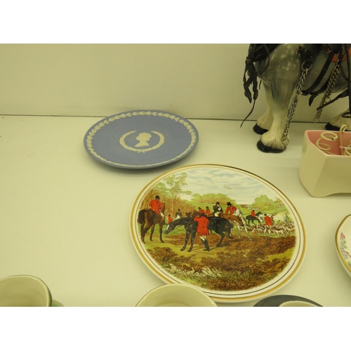 378 - BOX OF FIGURINES, PLATES, HORSE INCLUDING BESWICK, MELBAWARE, VILLEROY AND BOCK, WEDGEWOOD