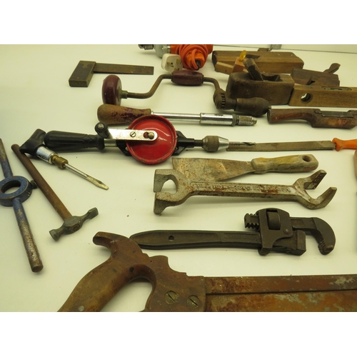 380 - TUB OF VINTAGE WOODWORKING TOOLS, SAW BLAKC AND DECKER DRILL, WOOD PLAQUES, LEVEL ETC