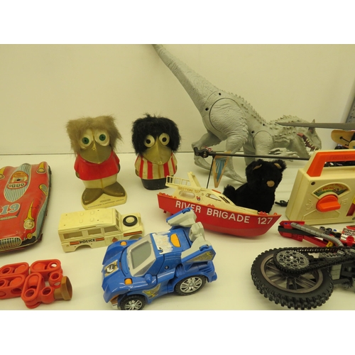 383 - A SELECTION OF VINTAGE AND MODERN TOYS- ACTION FIGURES, BADGES, DIECAST VEHICLES, TIN TOY, DINOSAUR