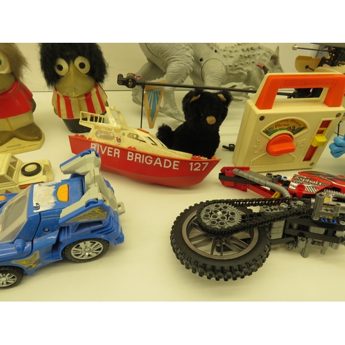 383 - A SELECTION OF VINTAGE AND MODERN TOYS- ACTION FIGURES, BADGES, DIECAST VEHICLES, TIN TOY, DINOSAUR