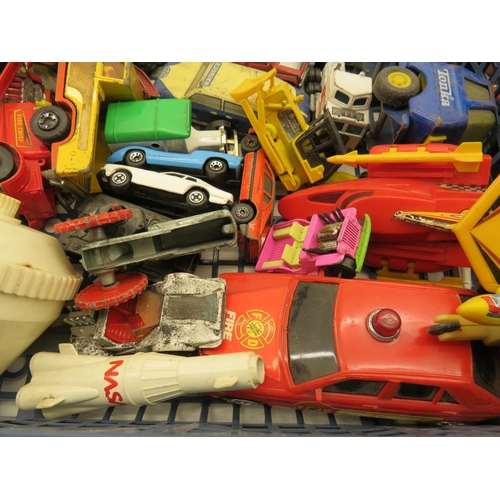 383 - A SELECTION OF VINTAGE AND MODERN TOYS- ACTION FIGURES, BADGES, DIECAST VEHICLES, TIN TOY, DINOSAUR